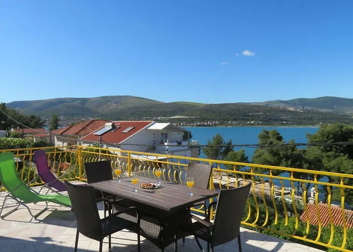 Nely Trogir